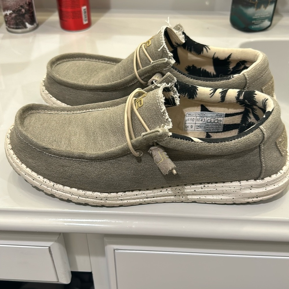 Men’s size 10 hey dude tan like new